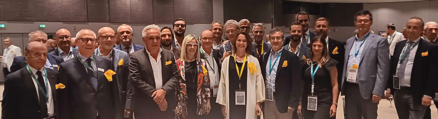 I soci Assodel riuniti durante un evento associativo
